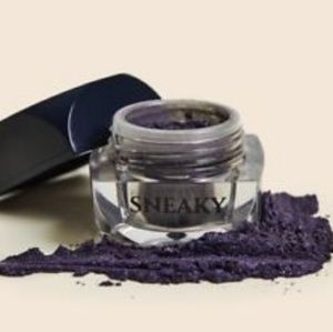Furless Loose Eyeshadow Pigment in Shade Sneaky